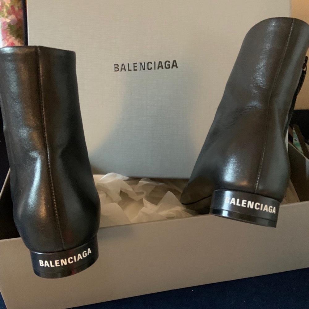 Balenciaga black leather oval 20 mm boots